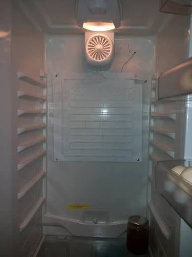 Ventilatorul și grila de aer rece din interiorul unui frigider No Frost